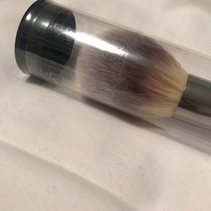 NEW. IT Cosmetic Heavenly Luxe Wand Brush